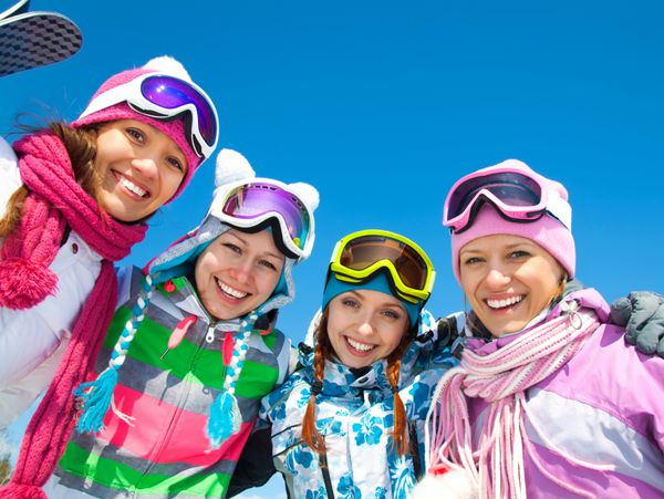گروهی از زن جوان در تعطیلات اسکی در کوهستان