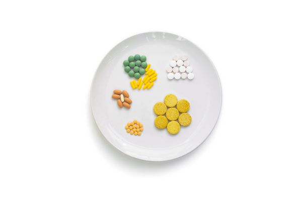 مکمل غذایی 2 - ظرفی با داروهای مختلف که شبیه یک ظرف معمولی با غذا است