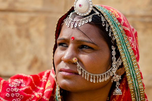 جیسالمر هند - 8 نوامبر 2014 زن هندی ناشناس روسری های سنتی خود را با زیورآلات و سوراخ های بسیار زیبا در جیزلمر هند پوشاند