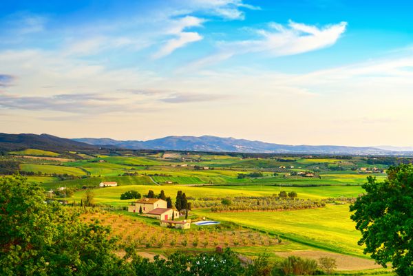مارمما منظره غروب آفتاب روستایی زمین های کشاورزی حومه شهر و مزارع سبز توسکانی ایتالیا اروپا