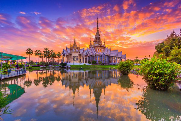 دیدنی وات تای غروب خورشید در معبد وات نونه کوم در استان ناخون راچاسیما تایلند