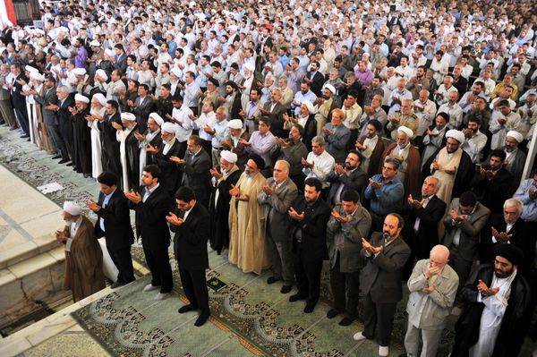 تهران ایران - 15 جولای مردم در حال نماز جمعه در ایران در 15 جولای 2011 در تهران ایران