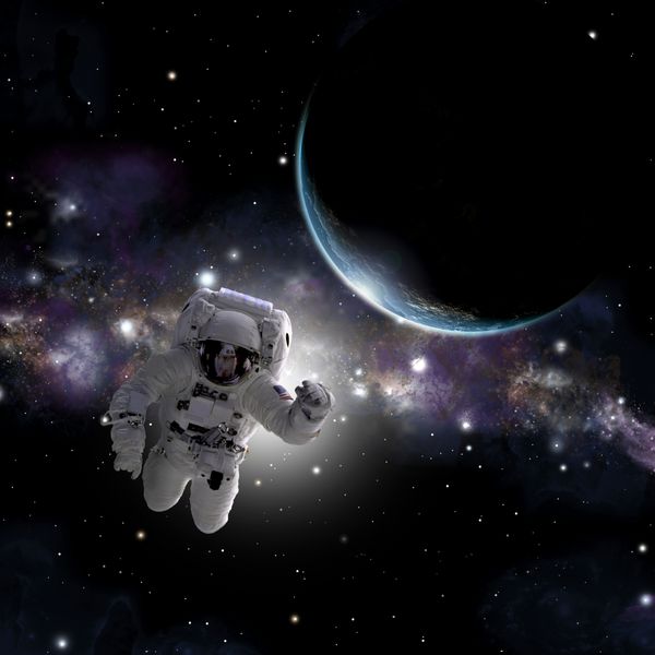 تصویری از یک فضانورد شناور در فضای بیرونی یک سیاره زمین مانند طلوع خورشید را در پس زمینه می بیند عناصر این تصویر ارائه شده توسط ناسا