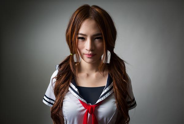 زن جوان با لباس انیمه ژاپنی لباس مدرسه ژاپنی