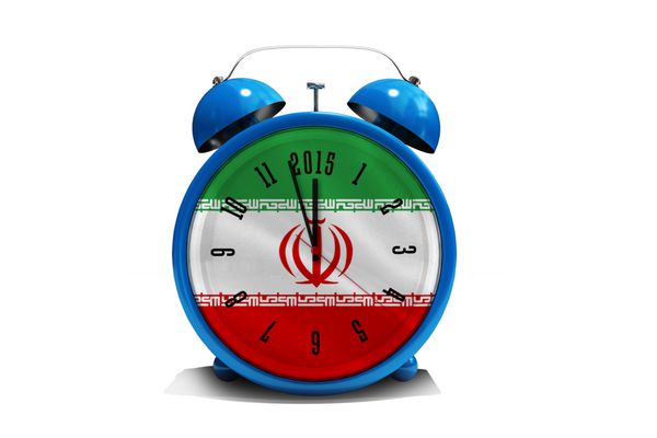 2015 در ساعت زنگ دار آبی در برابر پرچم ملی ایران که به صورت دیجیتالی تولید شده است