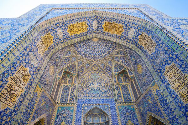 نقوش کاشی و سرامیک ورودی طاقدار مسجد تاریخی اصفهان ایران