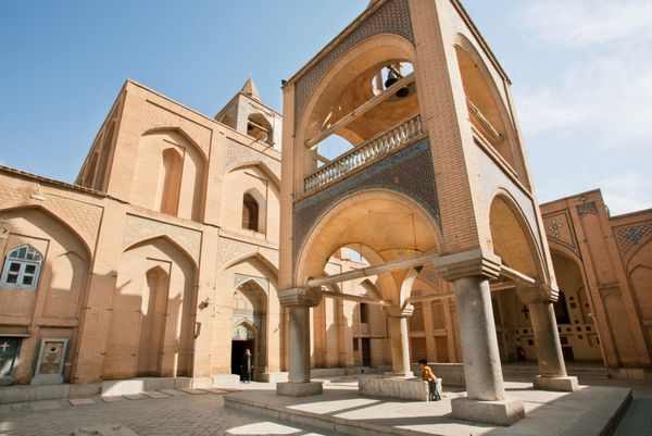 اصفهان ایران - 15 اکتبر نمای بیرونی کلیسای جامع تاریخی وانک ارمنی با بازدیدکنندگان در حال قدم زدن در 15 اکتبر 2014 کلیسای جامع ونک یا کلیسای خواهران مقدس در سال 1664 ساخته شد