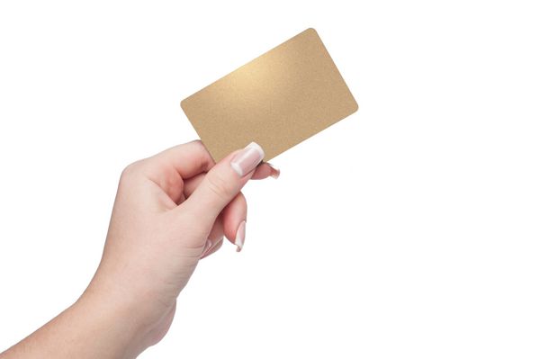 زنی که کارت اعتباری طلایی را در دست دارد