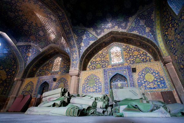 اصفهان ایران - 14 اکتبر پس از تعطیلات مذهبی فرش‌های داخل مسجد امام در 14 اکتبر 2014 مسجد در سال 1611 توسط شاه عباس اول ایران ساخته شد اکنون یک سایت میراث جهانی یونسکو است