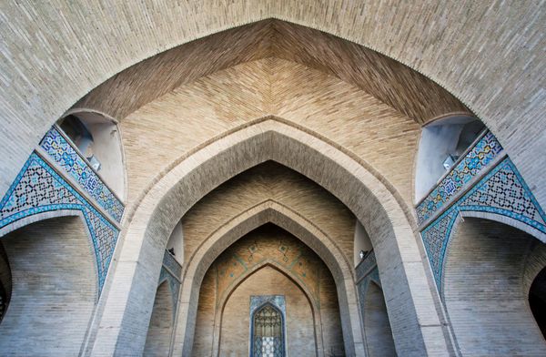 اصفهان ایران - 16 اکتبر ورودی طاقدار آجری مسجد تاریخی در 16 اکتبر 2014 در خاور میانه سومین شهر بزرگ ایران اصفهان نمونه ای از فرهنگ اسلامی است
