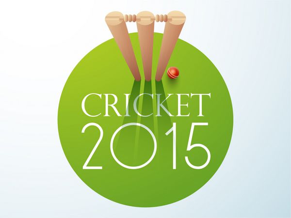 مفهوم کریکت 2015 با توپ قرمز و کنده های ویکت در پس زمینه سبز