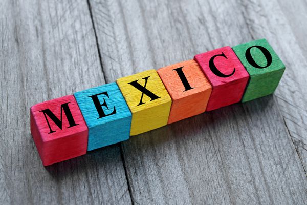 کلمه مکزیک روی مکعب های چوبی رنگارنگ