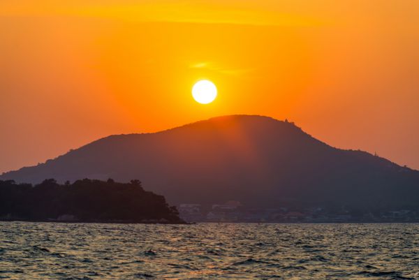 غروب خورشید بر فراز جزیره ای کو لان در تایلند
