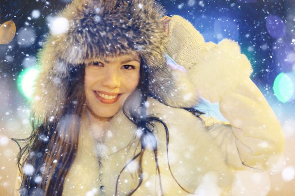 پرتره شب زمستانی یک دختر زیبا دانه های برف کلاه خز