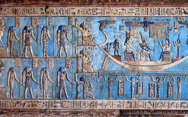 حکاکی ها و نقاشی های هیروگلیف بر روی دیوارهای داخلی یک معبد مصر باستانی در دندرا