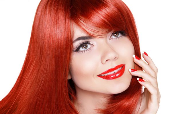 موهای بلند سالم دختر زیبا با لب های قرمز و موهای موج دار جدا شده در پس زمینه سفید
