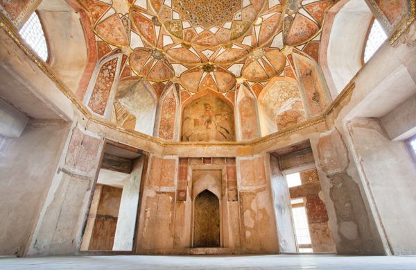 اصفهان ایران - 16 اکتبر تالار دنج پال ایرانی هشت بهشت با نقاشی های دیواری و داخل گنبد در 16 اکتبر 2014 هشت بهشت پال عصر صفوی در سال 1669 در اصفهان ساخته شد