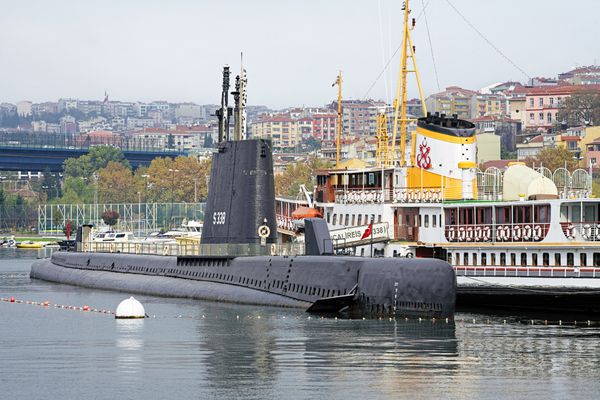 استانبول ترکیه - 12 نوامبر 2014 زیردریایی tcg ulucalireis s-338 ss-418 uss thornback سابق در رحمی m موزه koc رحمی م موزه صنعتی koc در 13 دسامبر 1994 افتتاح شد