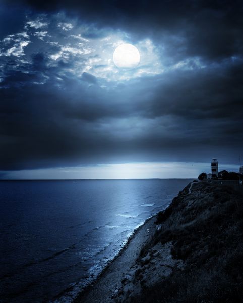 فانوس دریایی در جزیره در شب