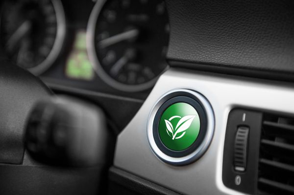 دکمه سبز حالت سازگار با محیط زیست روی داشبورد یک ماشین اسپرت