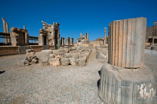منظره ای با شهر ویران و ستون های سنگی در تخت جمشید استان فارس ایران میراث جهانی یونسکو