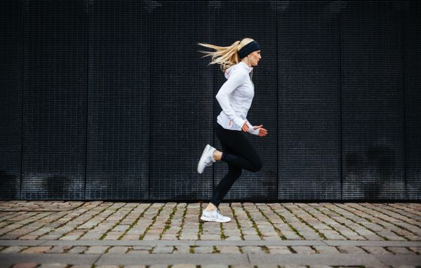نمای جانبی زن جوان ورزشکار که صبح در پیاده رو می دود مفهوم آگاهانه سلامت با کپی sp