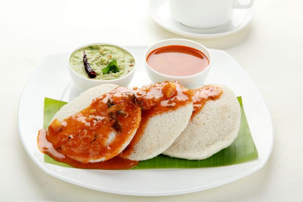 idli سام و چاتنی نارگیل صبحانه هندی جنوبی روی برگ موز