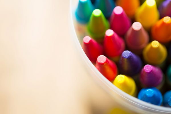 مداد رنگی شکل بالا با عمق میدان کم برای احساس تاثیرگذاری رویایی