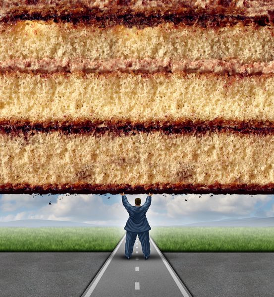 مفهوم تناسب اندام و کاهش وزن استعاره تناسب اندام و مراقبت های بهداشتی به عنوان یک مرد دارای اضافه وزن که دیواری از کیک را به عنوان نمادی از غلبه بر چالش های رژیم غذایی بلند می کند