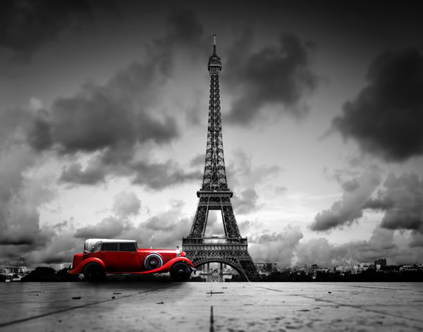 تصویر هنری از برج افل پاریس فرانسه و ماشین رترو قرمز سیاه و سفید قدیمی