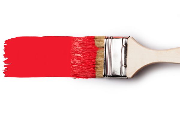 قلم مو با رنگ قرمز جدا شده روی پس زمینه سفید