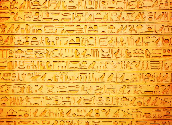 هیروگلیف های مصری روی دیوار