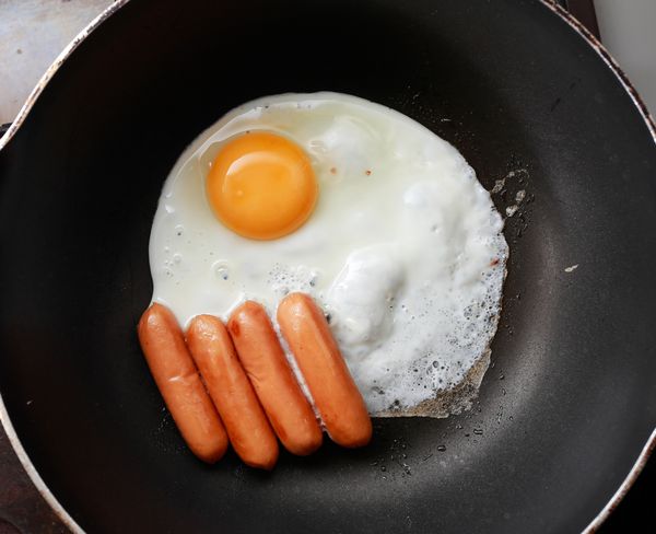 تخم مرغ سرخ شده با سوسیس