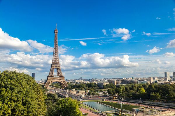 نمای هوایی از برج ایفل در پاریس فرانسه در یک روز زیبای تابستانی
