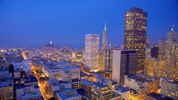 منظره شهری سان فرانسیسکو با نمایی از آسمان‌خراش‌های معروف و مکان‌های دیدنی با چراغ‌های شهر در شب