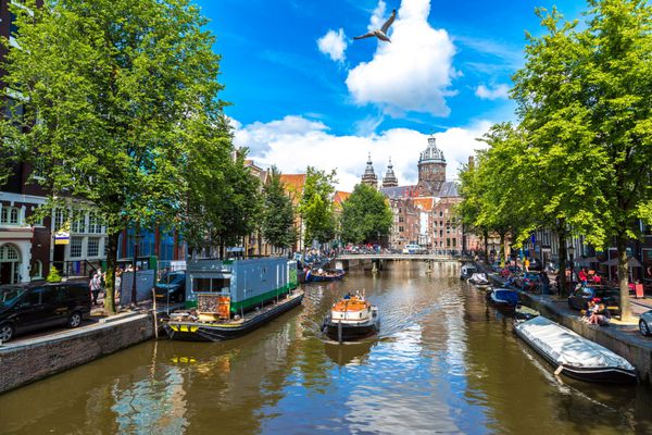 کانال و خیابان کلیسای نیکلاس در آمستردام آمستردام پایتخت و پرجمعیت ترین شهر هلند است