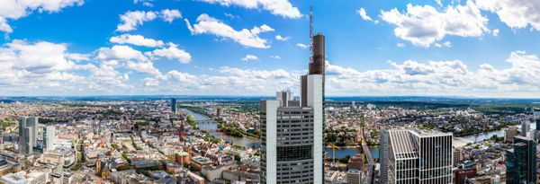 چشم انداز تابستانی منطقه مالی در فرانکفورت آلمان