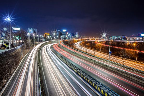 مسیرهای نور از وسایل نقلیه در بزرگراه در شب سئول کره