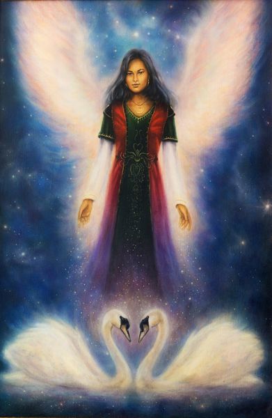 یک نقاشی رنگ روغن زیبا روی بوم یک زن فرشته با بالهای درخشان بالای یک جفت قو روی پس زمینه نور ستاره