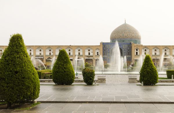 مسجد شیخ لطف الله در میدان نقش جهان در صبح اصفهان ایران