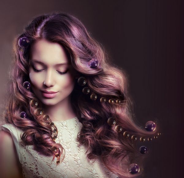 پرتره زیبایی از زن جوان با موهای روان