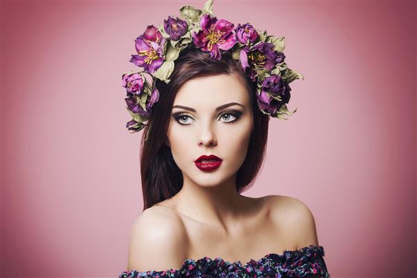 زن جوان زیبا با هدبند گلدار و آرایش روشن