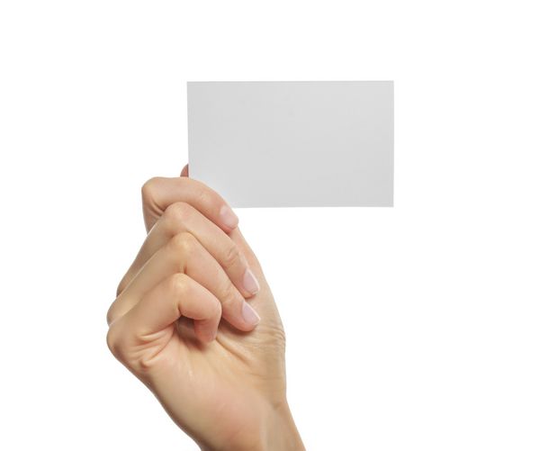 زنی که کارت ویزیت خالی در دست دارد جدا شده روی سفید
