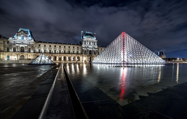 پاریس فرانسه - 16 نوامبر 2014 نمای شب از موزه لوور با هرم کریستالی یکی از پربازدیدترین موزه های جهان