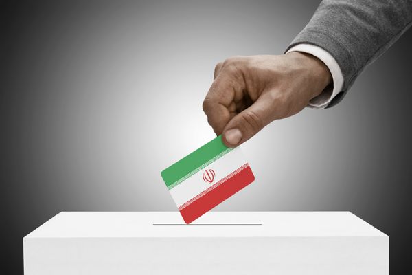 رنگ آمیزی صندوق رأی به رنگ پرچم ملی - ایران