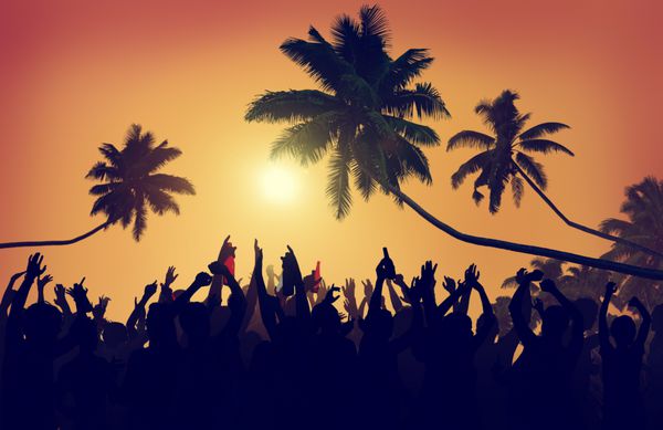 نوجوانی تابستان مهمانی ساحلی در فضای باز جامعه مفهوم استاتیک