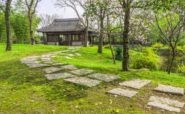 مسیر پیاده روی به یک غرفه چینی قدیمی در یک باغ