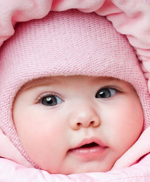 کودک زیبا با کلاه صورتی فصل زمستان