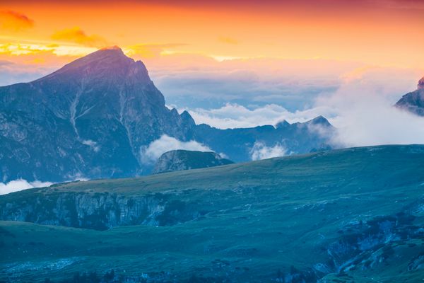طلوع رنگارنگ خورشید در رشته کوه سیکوفل در پارک ملی tre cime di laaredo دولومیت ها تیرول جنوبی موقعیت اورونزو ایتالیا اروپا