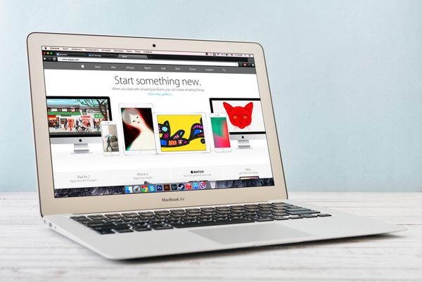 کیف اوکراین - 29 ژانویه 2015 اپل مک بوک ایر کاملاً جدید در اوایل 2014 با صفحه اصلی شرکت اپل سایت روی صفحه طراحی و توسعه یافته توسط apple inc در 29 آوریل 2014 منتشر شد